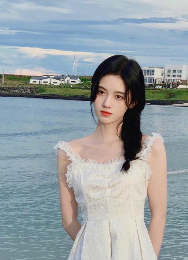 难怪那么多人说鞠婧祎好看，当看到她在海边穿白裙：我好像恋爱了